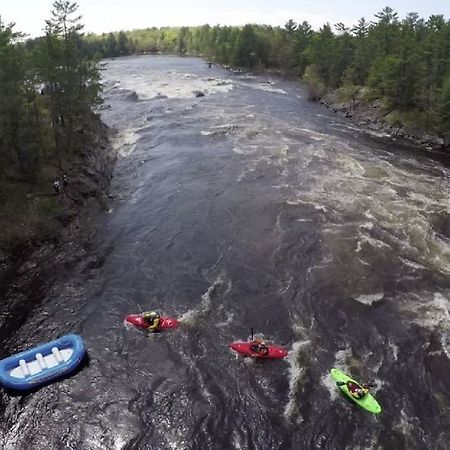 Wilderness Tours Rafting Resort Foresters Falls Exteriör bild
